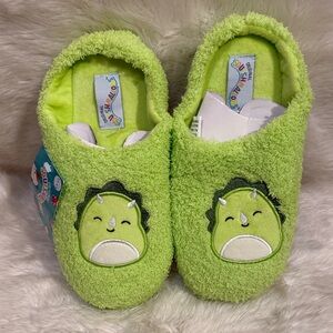 Adorable Squishmallow NWT smiley face slippers. Size youth 3.5-4.5